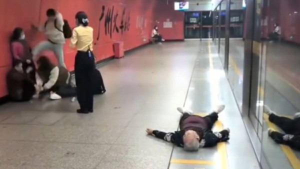 廣州地鐵年輕男女激戰三老人 網民竟然話打交關地鐵冷氣事？ 