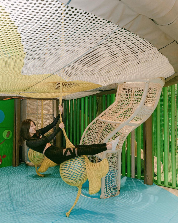 40歲鍾嘉欣帶家人遊越南 素顏打扮仍引人圍觀 仔女美貌成焦點