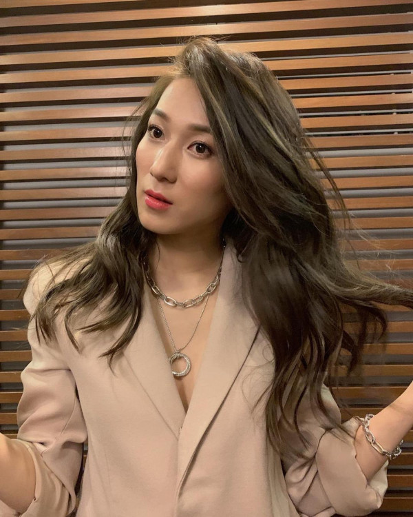 鍾嘉欣自爆主動表白倒追老公 親揭夫妻一事實被指暗藏婚姻危機