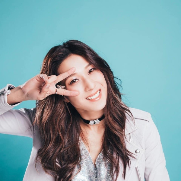 40歲鍾嘉欣帶家人遊越南 素顏打扮仍引人圍觀 仔女美貌成焦點