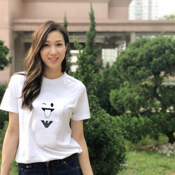 40歲鍾嘉欣帶家人遊越南 素顏打扮仍引人圍觀 仔女美貌成焦點