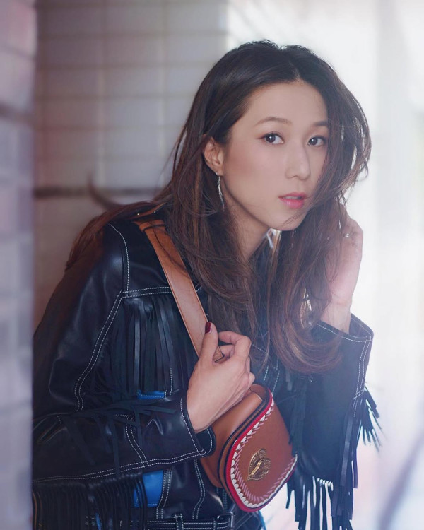 鍾嘉欣激罕公開加拿大4千呎獨立屋內貌！旋轉樓梯/一望無際花園！ 