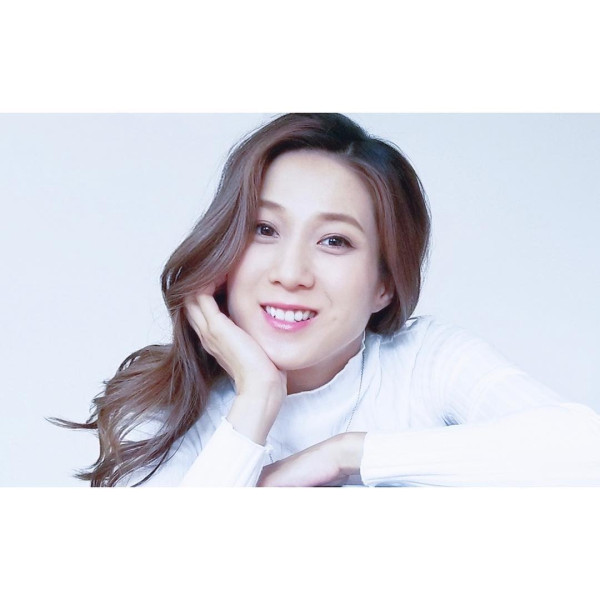 40歲鍾嘉欣帶家人遊越南 素顏打扮仍引人圍觀 仔女美貌成焦點