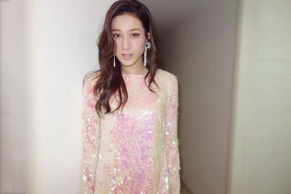 40歲鍾嘉欣帶家人遊越南 素顏打扮仍引人圍觀 仔女美貌成焦點