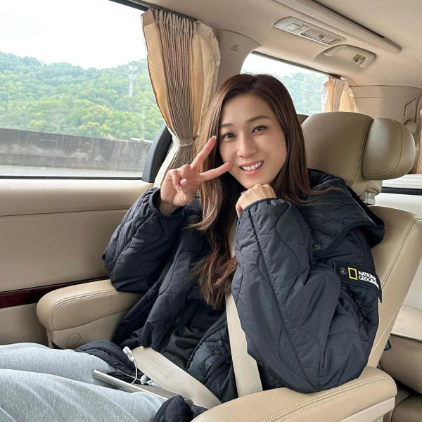 40歲鍾嘉欣帶家人遊越南 素顏打扮仍引人圍觀 仔女美貌成焦點