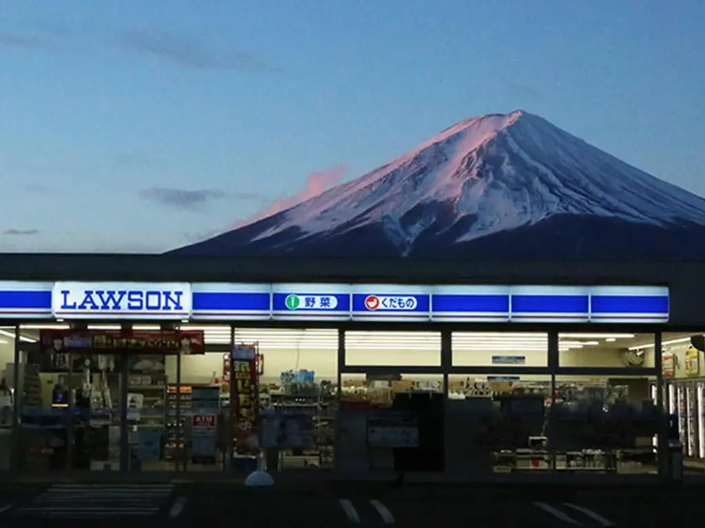 現時日本山梨縣富士河口湖町決定移除遮蓋「富士山 Lawson 」打卡熱點的黑色布幕，令其可以重見天日。