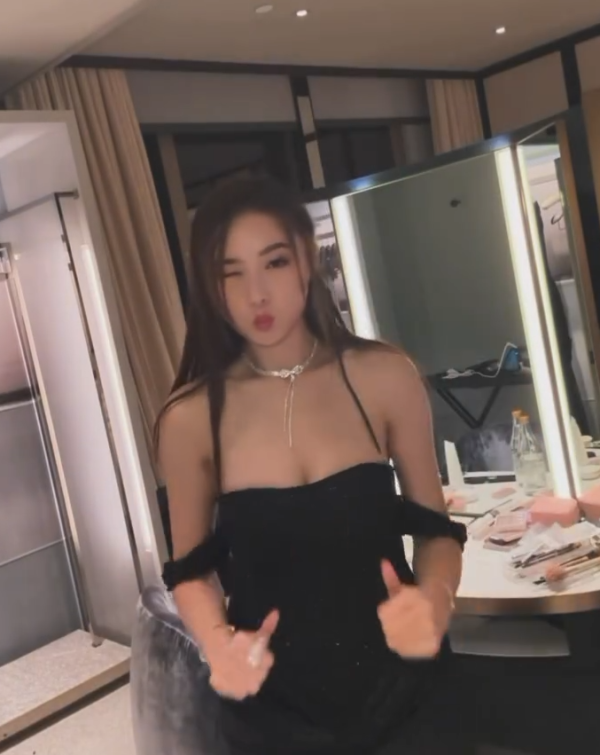 戴祖儀登台晒玲瓏浮凸好身材