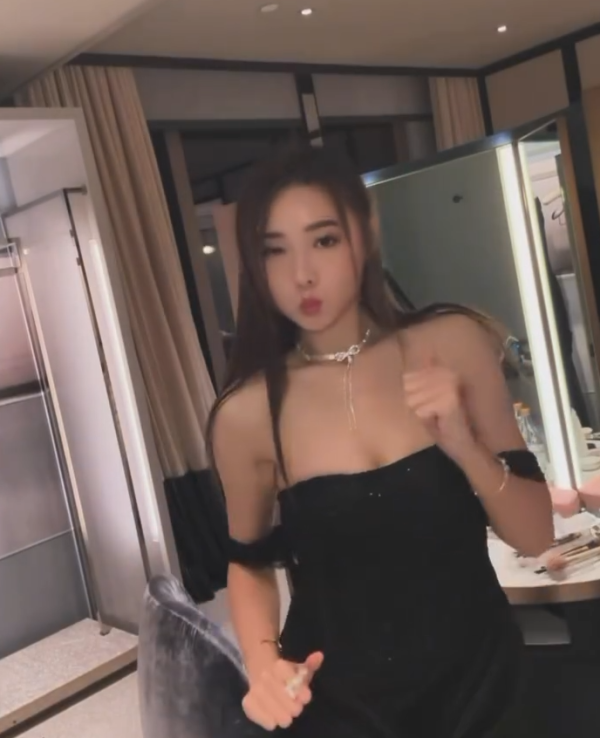 戴祖儀登台晒玲瓏浮凸好身材