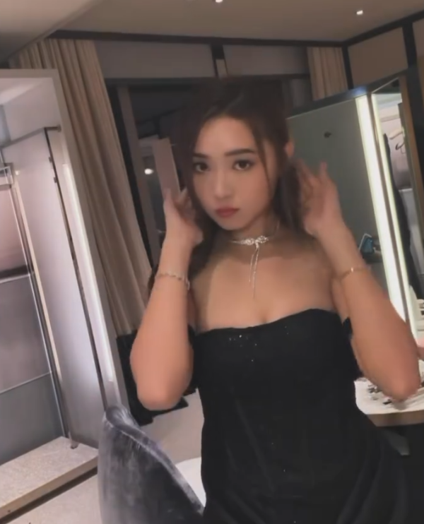 戴祖儀登台晒玲瓏浮凸好身材