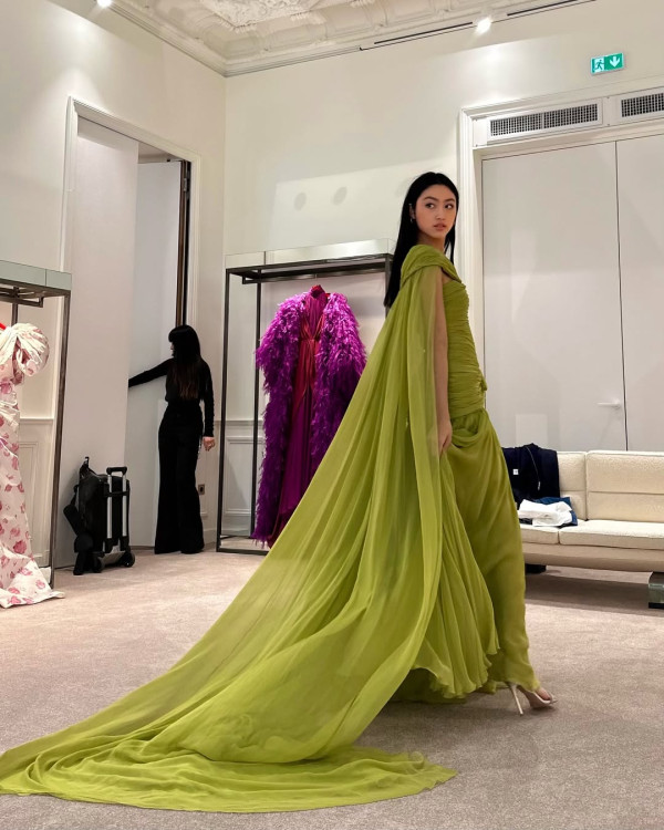 戴祖儀越南登台性感大解放！低胸晚裝谷盡事業線！引吳若希留言：好勇 