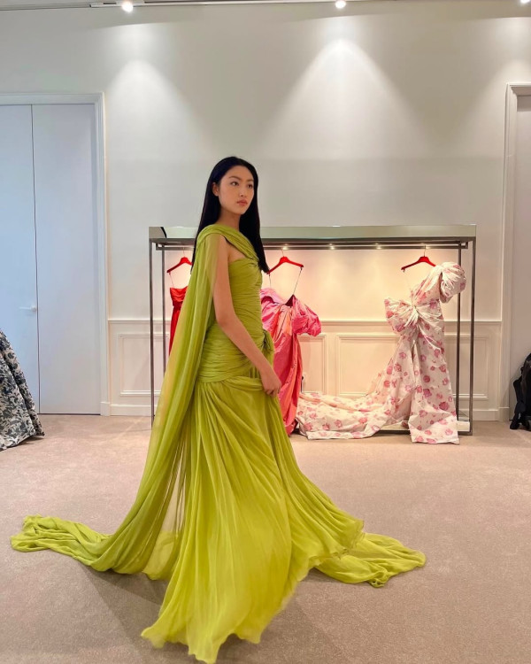 戴祖儀越南登台性感大解放！低胸晚裝谷盡事業線！引吳若希留言：好勇 