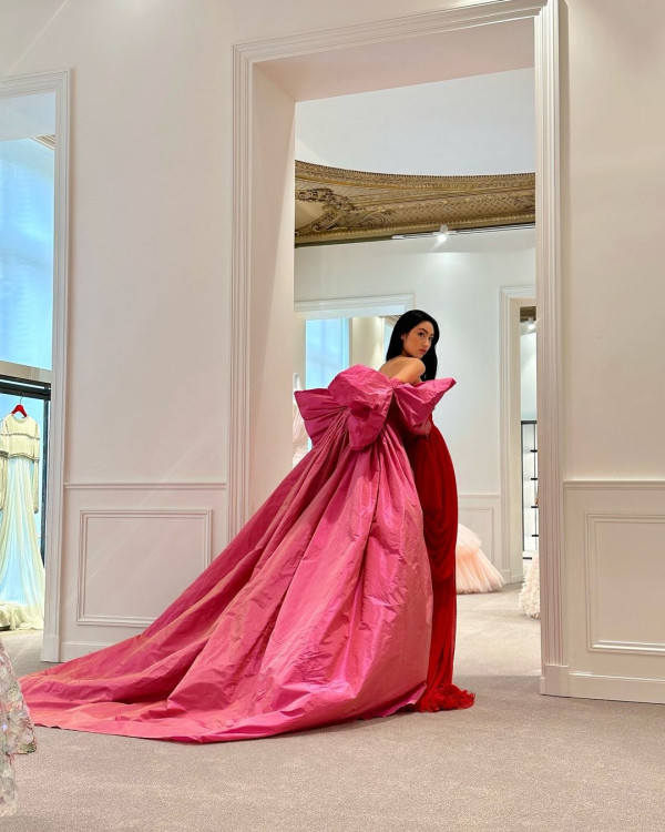 戴祖儀越南登台性感大解放！低胸晚裝谷盡事業線！引吳若希留言：好勇 