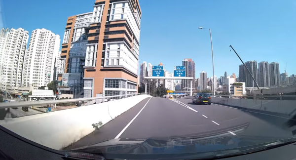 大媽快速高路石壆曬果皮（圖片來源：Facebook群組「車Cam L」）