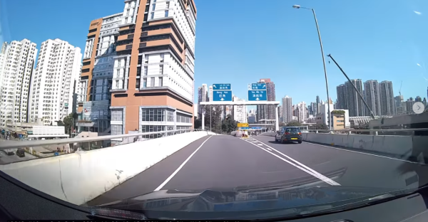 大媽快速高路石壆曬果皮（圖片來源：Facebook群組「車Cam L」）