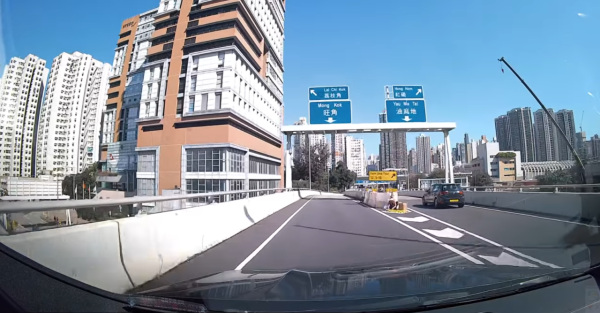 大媽快速高路石壆曬果皮（圖片來源：Facebook群組「車Cam L」）