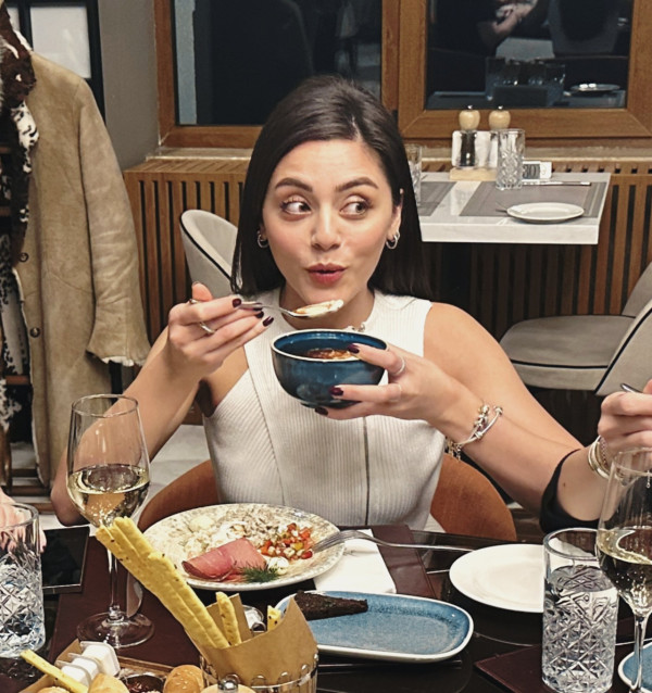 排名第十的是Sıla Türkoğlu，她是一位土耳其女演員，以迷人的美貌和螢幕魅力而聞名。她的優雅和魅力使她贏得了全球觀眾的心。