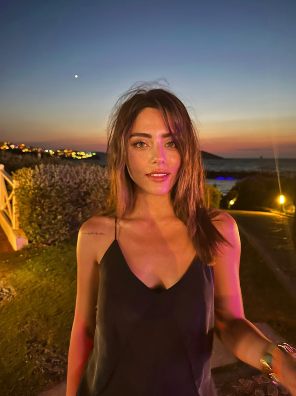 排名第十的是Sıla Türkoğlu，她是一位土耳其女演員，以迷人的美貌和螢幕魅力而聞名。她的優雅和魅力使她贏得了全球觀眾的心。