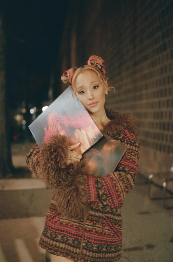 第九名是Ariana Grande，這位美國歌手、詞曲創作人和演員因其驚人的美貌和標誌性的風格而受到讚譽。她強大的嗓音和獨特外貌使她在全球擁有眾多粉絲。