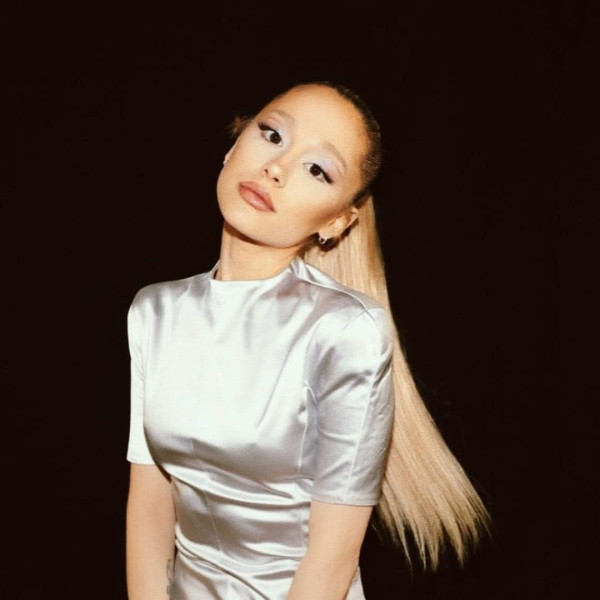 第九名是Ariana Grande，這位美國歌手、詞曲創作人和演員因其驚人的美貌和標誌性的風格而受到讚譽。她強大的嗓音和獨特外貌使她在全球擁有眾多粉絲。