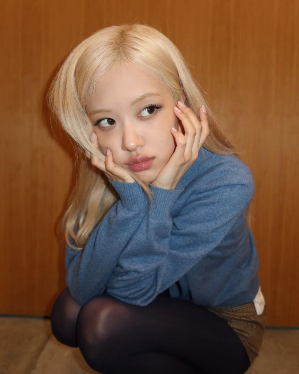 第八名是Rosé（朴彩英），她是韓國-新西蘭歌手，也是全球現象級女子團體BLACKPINK的成員。Rosé以其超凡脫俗的美麗和優雅的存在感而受到喜愛，並在世界各地贏得了大量粉絲的支持。