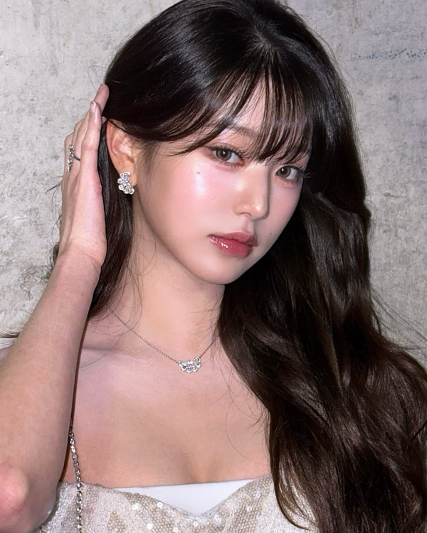 第四名是韓國女團IVE成員張員瑛，她以驚人的美貌和青春魅力而受到讚譽。此前她亦作為K-pop團體IZ*ONE的成員，在全球獲得了大量關注。