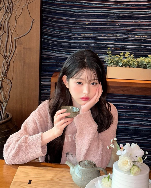 第四名是韓國女團IVE成員張員瑛，她以驚人的美貌和青春魅力而受到讚譽。此前她亦作為K-pop團體IZ*ONE的成員，在全球獲得了大量關注。