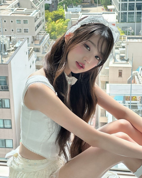 第四名是韓國女團IVE成員張員瑛，她以驚人的美貌和青春魅力而受到讚譽。此前她亦作為K-pop團體IZ*ONE的成員，在全球獲得了大量關注。