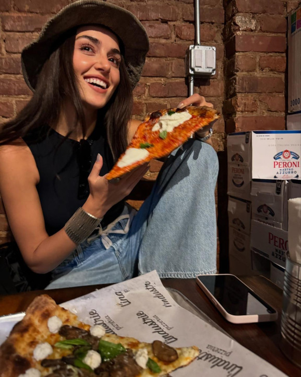 第三名是土耳其女演員兼模特Hande Erçel，以其耀眼的美麗和迷人的表現受到喜愛。Hande在土耳其及全球擁有眾多粉絲，她的自然魅力使她成為2024年最美麗女性之一。