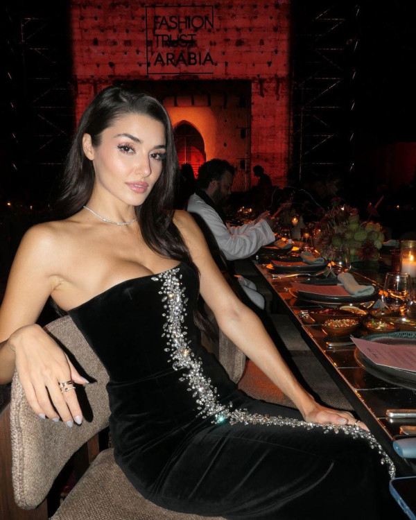 第三名是土耳其女演員兼模特Hande Erçel，以其耀眼的美麗和迷人的表現受到喜愛。Hande在土耳其及全球擁有眾多粉絲，她的自然魅力使她成為2024年最美麗女性之一。