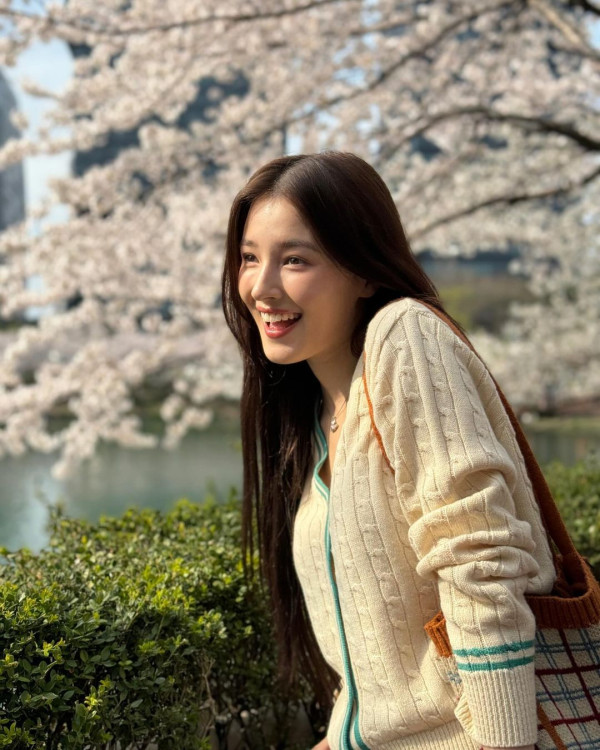 第二名是韓國女團MOMOLAND混血成員Nancy Jewel，以其驚人的美貌和感染力十足的人格魅力贏得了全球粉絲的心。