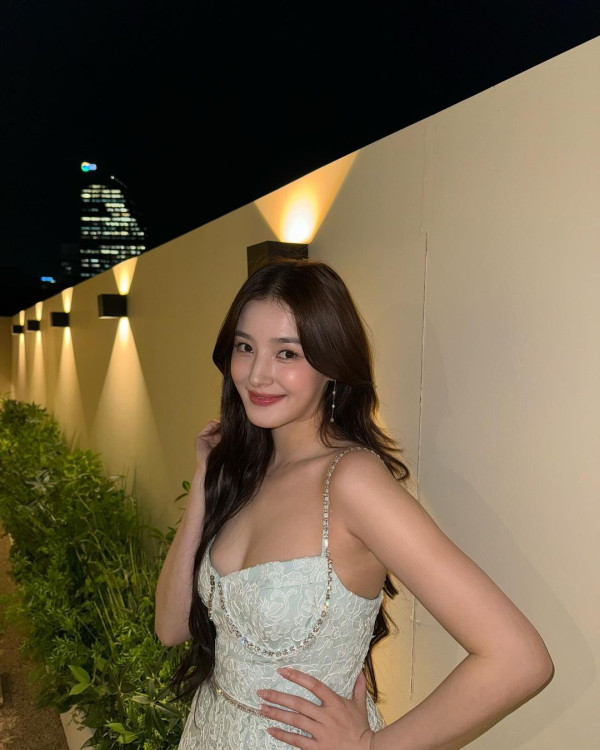 第二名是韓國女團MOMOLAND混血成員Nancy Jewel，以其驚人的美貌和感染力十足的人格魅力贏得了全球粉絲的心。