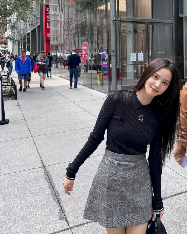 排名第一的是女團BLACKPINK成員Jisoo（金智秀），她以迷人的美貌和才華連續第三年被評選為世界上最美麗的女性。金智秀不僅擁有無可比擬的風格，其持續影響力也讓她成為全球偶像，再次穩居榜首。