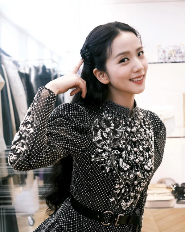 排名第一的是女團BLACKPINK成員Jisoo（金智秀），她以迷人的美貌和才華連續第三年被評選為世界上最美麗的女性。金智秀不僅擁有無可比擬的風格，其持續影響力也讓她成為全球偶像，再次穩居榜首。