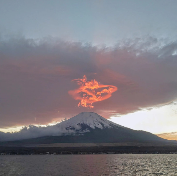 北海道多處可見巨型綠色流星 極耀眼似煙花爆開 居民指現場睇極詭異 