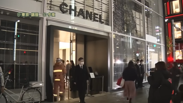 東京銀座CHANEL發生驚險火災!巨型聖誕蝴蝶結起火畫面曝光!