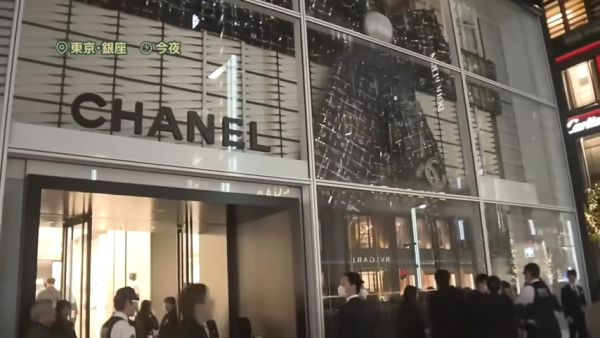 東京銀座CHANEL發生驚險火災!巨型聖誕蝴蝶結起火畫面曝光!