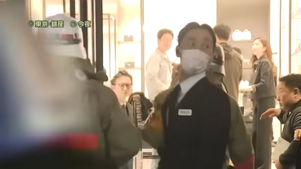 東京銀座CHANEL發生驚險火災!巨型聖誕蝴蝶結起火畫面曝光!