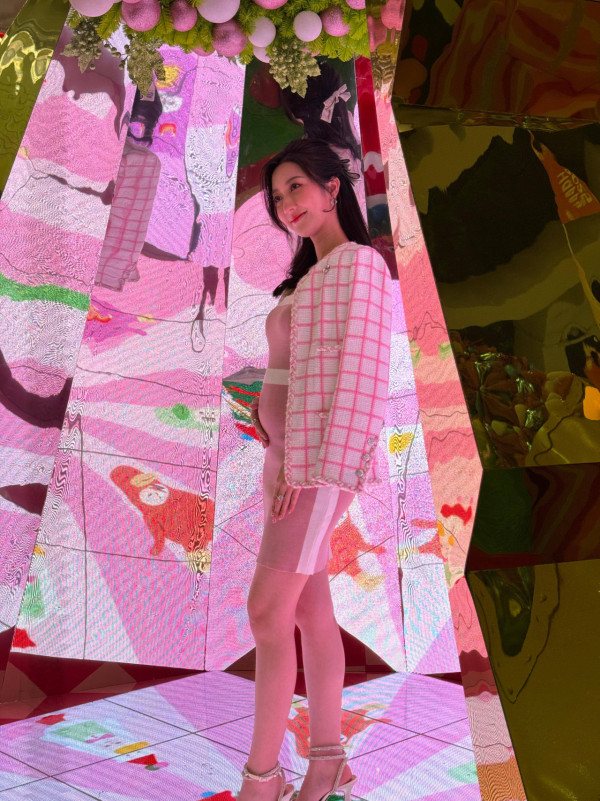 何依婷結婚一周年峇里結婚片段曝光！ 罕曬富二代老公正面相：期待我們一起變老 