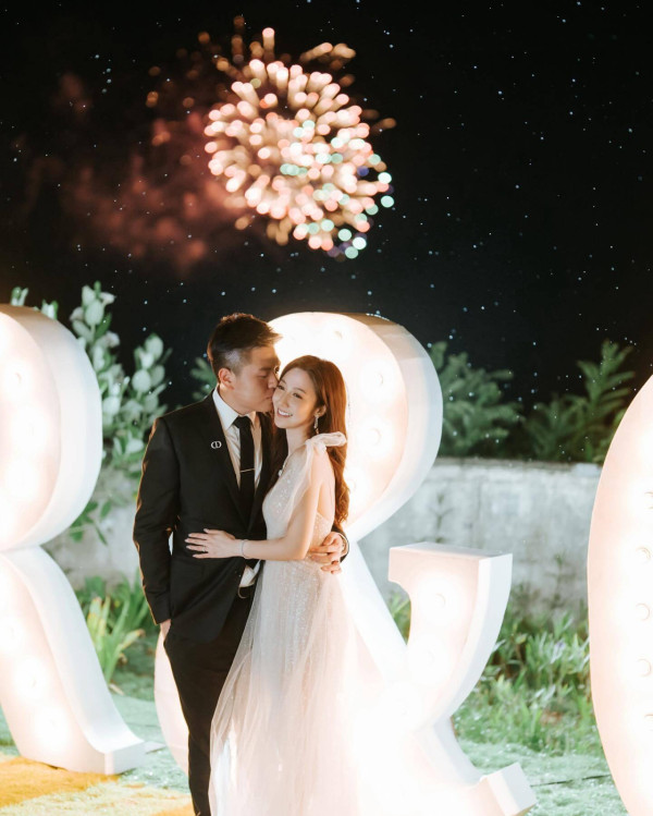 何依婷結婚一周年峇里結婚片段曝光！ 罕曬富二代老公正面相：期待我們一起變老 