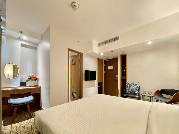 上水超市驚見內地客瘋搶食油 狂掃十幾箱買到缺貨！街坊稱連「呢樣」都唔放過 