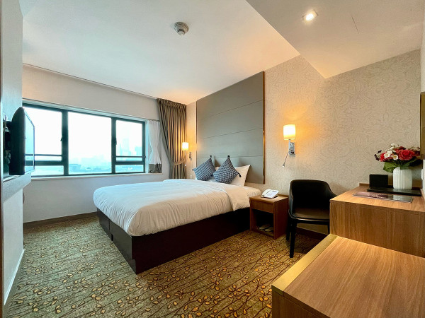 上水超市驚見內地客瘋搶食油 狂掃十幾箱買到缺貨！街坊稱連「呢樣」都唔放過 