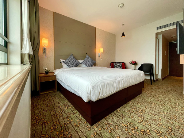 上水超市驚見內地客瘋搶食油 狂掃十幾箱買到缺貨！街坊稱連「呢樣」都唔放過 