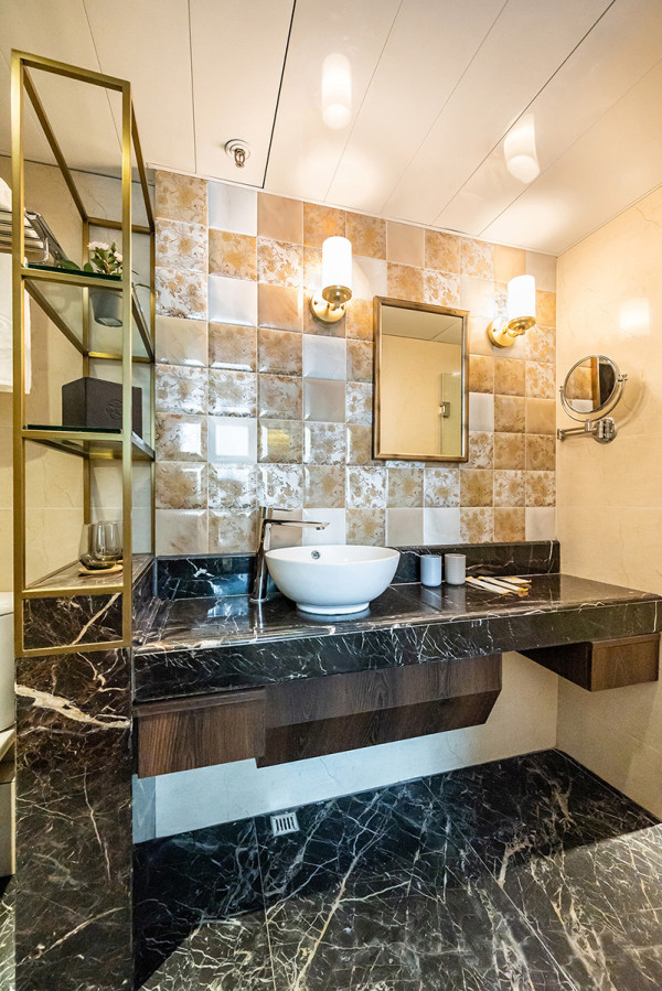 上水超市驚見內地客瘋搶食油 狂掃十幾箱買到缺貨！街坊稱連「呢樣」都唔放過 