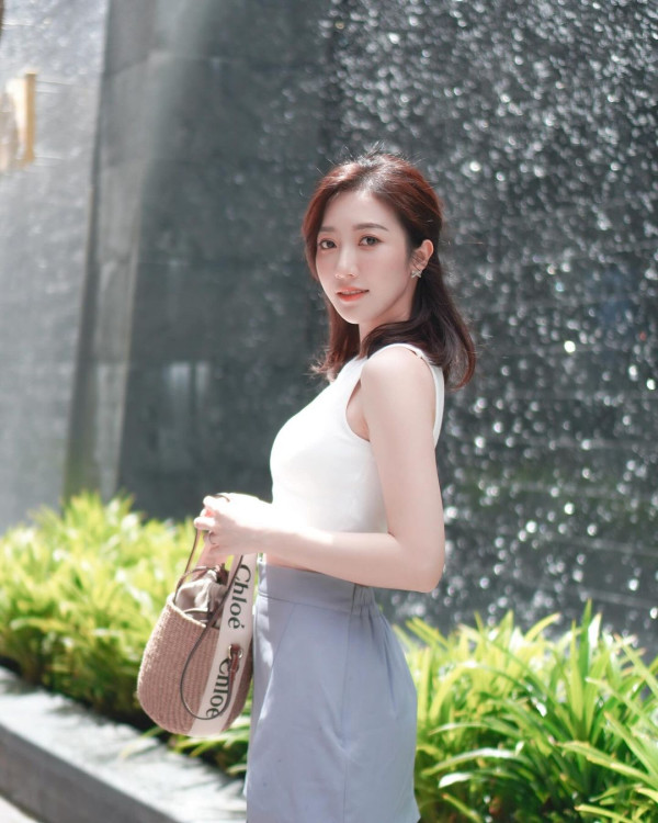 何依婷結婚一周年峇里結婚片段曝光！ 罕曬富二代老公正面相：期待我們一起變老 