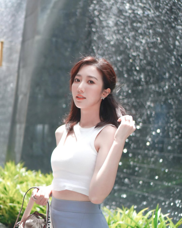 何依婷結婚一周年峇里結婚片段曝光！ 罕曬富二代老公正面相：期待我們一起變老 