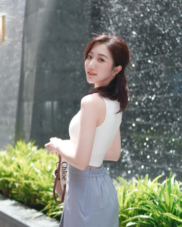 何依婷結婚一周年峇里結婚片段曝光！ 罕曬富二代老公正面相：期待我們一起變老 