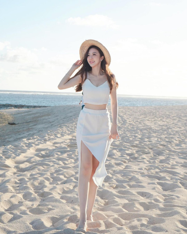 何依婷結婚一周年峇里結婚片段曝光！ 罕曬富二代老公正面相：期待我們一起變老 