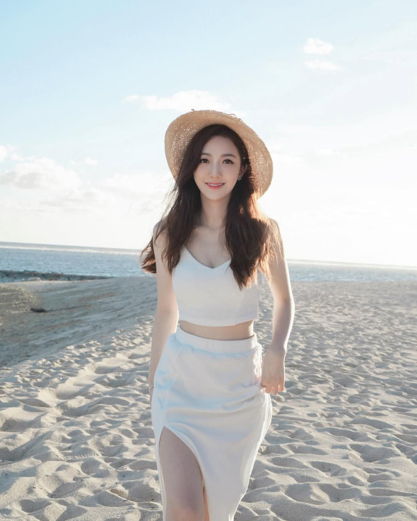 何依婷結婚一周年峇里結婚片段曝光！ 罕曬富二代老公正面相：期待我們一起變老 