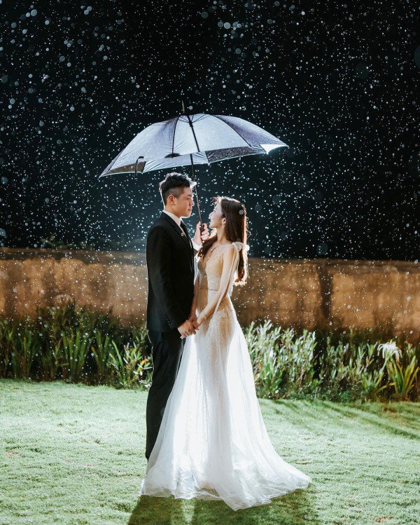 何依婷結婚一周年峇里結婚片段曝光！ 罕曬富二代老公正面相：期待我們一起變老 