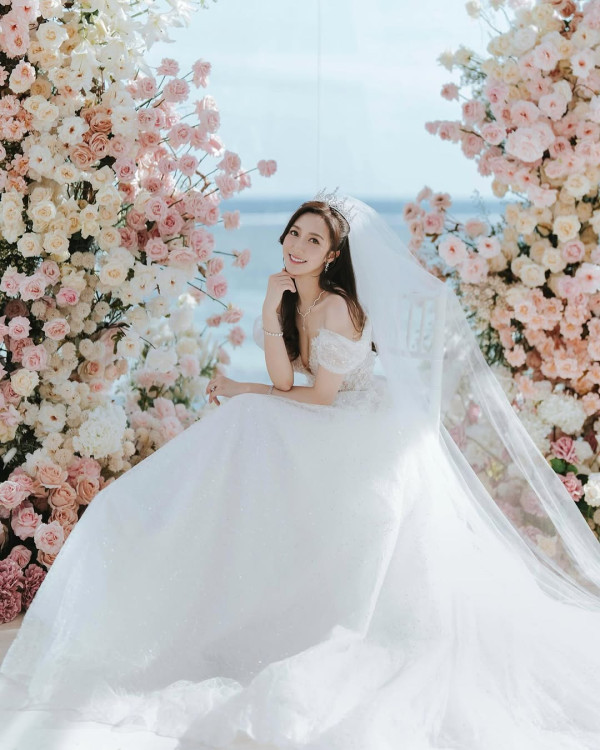 何依婷結婚一周年峇里結婚片段曝光！ 罕曬富二代老公正面相：期待我們一起變老 